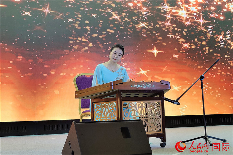 揚琴演奏家劉艮演奏《夢中的婚禮》。人民網(wǎng)記者 于宏建攝
