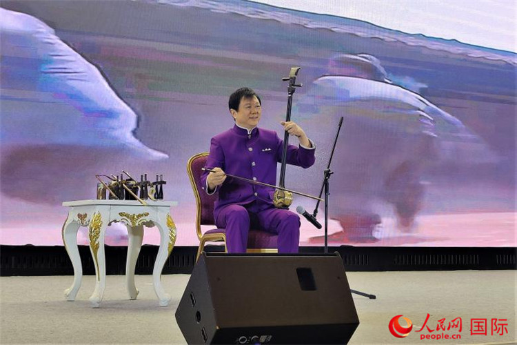 二胡演奏家、國家一級演員王之輝演奏《新春樂》。人民網(wǎng)記者 于宏建攝