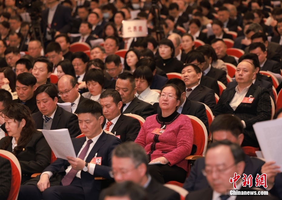 1月23日，安徽省第十四屆人民代表大會第二次會議在合肥開幕。圖為代表委員認真聽取政府工作報告。
