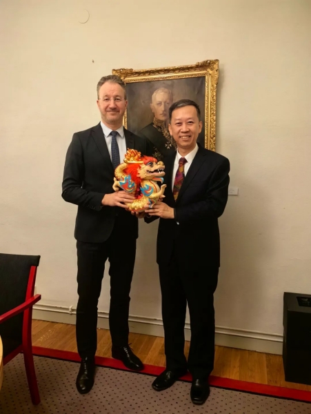 中國駐瑞典大使崔愛民（右）會見瑞典外交部外貿總司長嚴波（左）。中國駐瑞典大使館供圖