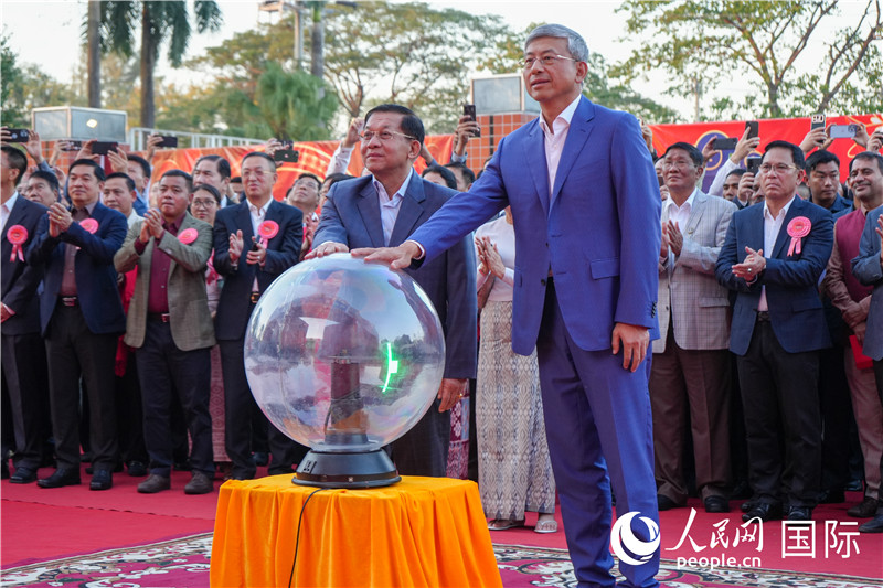 敏昂萊主席和陳海大使在中方援建和改造升級的仰光杜溫納國家體育館前共同按亮水晶球，啟動“錦繡唐人街”新春慶典-人民網記者謝佳君攝