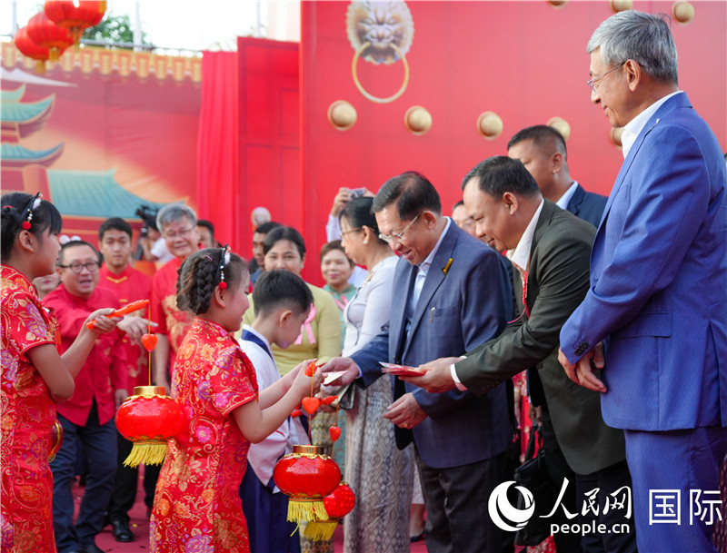 在活動現場，敏昂萊主席夫婦根據當地傳統向兒童送祝福1-人民網記者謝佳君攝