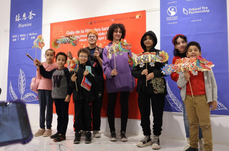 孩子們拿著元宵彩燈合影。拉巴特中國文化中心供圖
