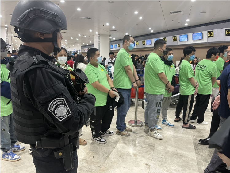 中國和菲律賓兩國執法部門合作遣返在菲從事離岸博彩的中國公民。駐菲律賓使館供圖