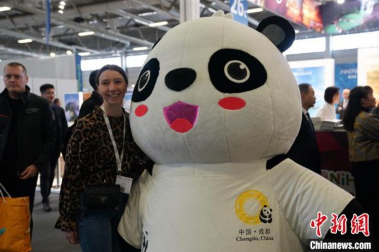 3月5日，2024年柏林國際旅游交易會(ITB)在柏林會展中心拉開帷幕。以“你好！中國”為主題的中國展區當日亮相展會。圖為觀眾與大熊貓人偶合影。中新社記者 馬秀秀 攝