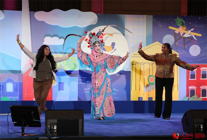 當(dāng)?shù)厝A人京劇社團(tuán)的青年演員現(xiàn)場(chǎng)表演京劇選段，并與現(xiàn)場(chǎng)觀眾近距離互動(dòng)。人民網(wǎng)記者 李志偉攝