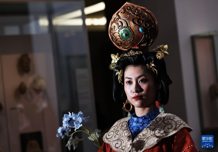 3月13日，在位于法國巴黎的吉美國立亞洲藝術(shù)博物館，模特展示敦煌復(fù)原服飾。新華社記者 高靜 攝