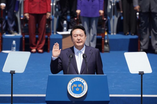 2022年5月10日，在韓國首爾，尹錫悅出席總統宣誓就職儀式。新華社發（李相浩攝）