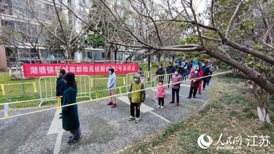 湖塘鎮(zhèn)黨員干部定點、定人、定崗、定責(zé)保障核酸檢測有序進(jìn)行。 武進(jìn)區(qū)委宣傳部供圖