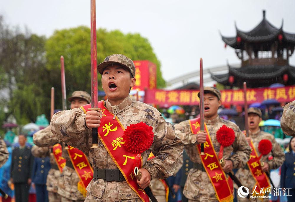 3月22日，新兵們高喊誓言、莊嚴(yán)亮劍。人民網(wǎng) 章勇濤攝