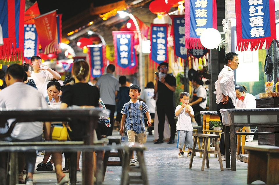  6月17日晚，游客在運(yùn)城市鹽湖區(qū)嵐山根運(yùn)城印象景區(qū)內(nèi)游玩。連日來(lái)，運(yùn)城市通過(guò)發(fā)放消費(fèi)券，培育夜購(gòu)、夜味、夜宿、夜玩、夜賞的消費(fèi)形態(tài)，迅速推動(dòng)消費(fèi)企穩(wěn)回暖，為經(jīng)濟(jì)發(fā)展注入強(qiáng)勁動(dòng)力。 金玉敏攝