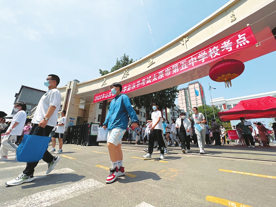 六月二十日，中考太原五中考點，完成首門考試的考生滿懷信心走出考場。記者李兆民攝
