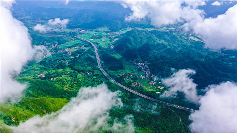 湖南省常寧市廟前鎮(zhèn)泉井村，云霧繚繞，青山蒼翠，公路蜿蜒，秀美如畫(huà)。周秀魚(yú)春攝