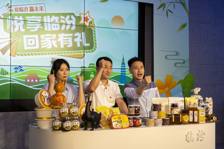 6月3日下午，在臨汾原產地商品體驗店，曲沃縣副縣長樊奇選對當地的農特產品、旅游景點進行了推介代言。鄭遠飛攝