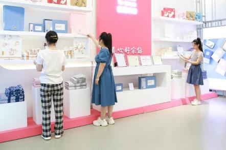多樣的高陽紡織產品吸引大家關注。班靜怡攝