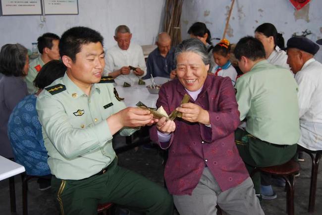 趙德恒與孤寡老人共度端午佳節(jié) 。 濱州市公安局海岸警察支隊(duì)岔尖派出所供圖