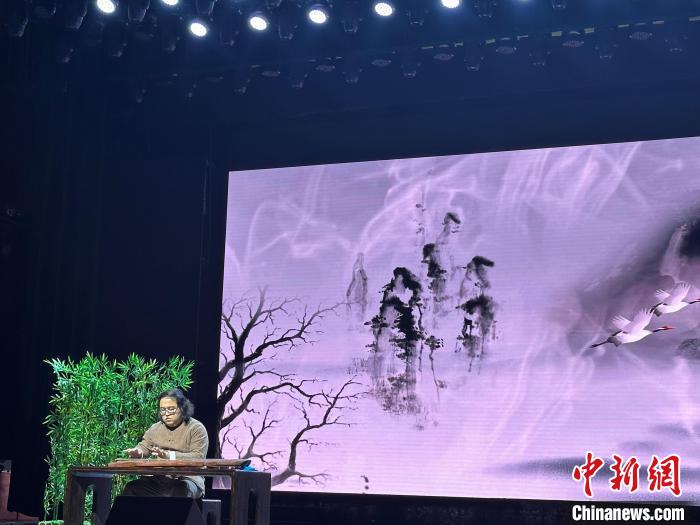 閩派古琴名家陳志強演奏一曲《流水》。　張麗君 攝