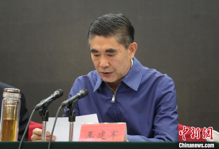 圖為青海省委書記王建軍出席會議并作講話?！?zhí)砀?攝