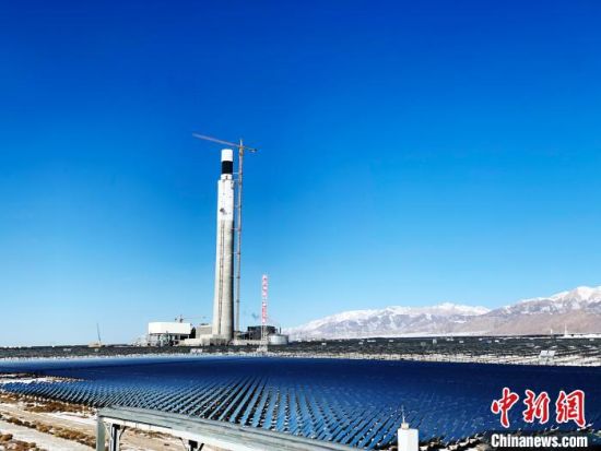 圖為地處柴達(dá)木盆地的光伏電站。　孫睿　攝