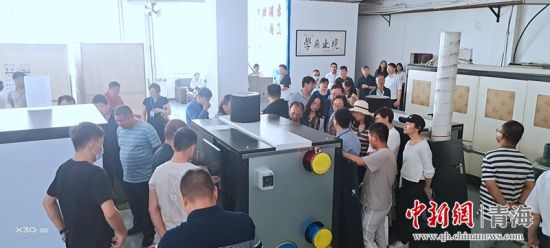 圖為行業(yè)內(nèi)人員進(jìn)行項(xiàng)目參觀。 活動(dòng)主辦方供圖