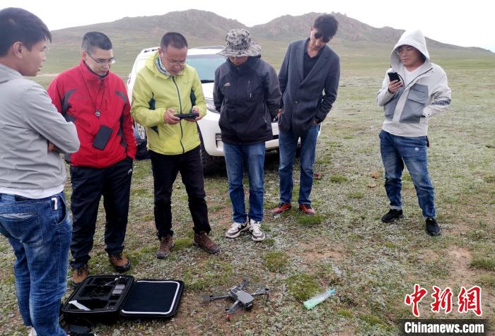 圖為綜合考察團在保護區動物調查中投入使用無人機。西藏那曲市林業和草原局供圖