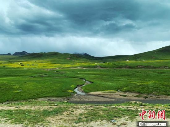 自2005年啟動三江源生態(tài)保護(hù)和建設(shè)工程以來，果洛州共治理黑土灘315.11萬畝，使果洛州生態(tài)環(huán)境15年來得到明顯好轉(zhuǎn)。　孫睿 攝