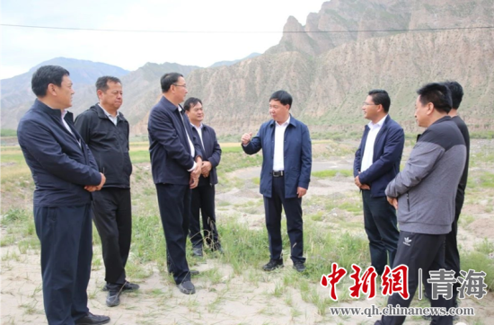圖為黃南州有關(guān)領(lǐng)導(dǎo)現(xiàn)場踏勘、督導(dǎo)生態(tài)環(huán)保責(zé)任落實情況現(xiàn)場。黃宣攝