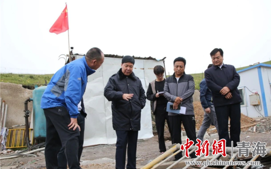 圖為黃南州有關(guān)領(lǐng)導(dǎo)現(xiàn)場踏勘、督導(dǎo)生態(tài)環(huán)保責(zé)任落實情況現(xiàn)場。黃宣攝
