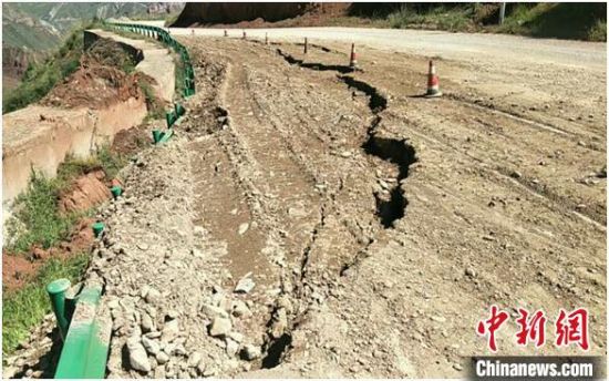 圖為發生路基下沉滑移險情的路段。果洛公路總段供圖