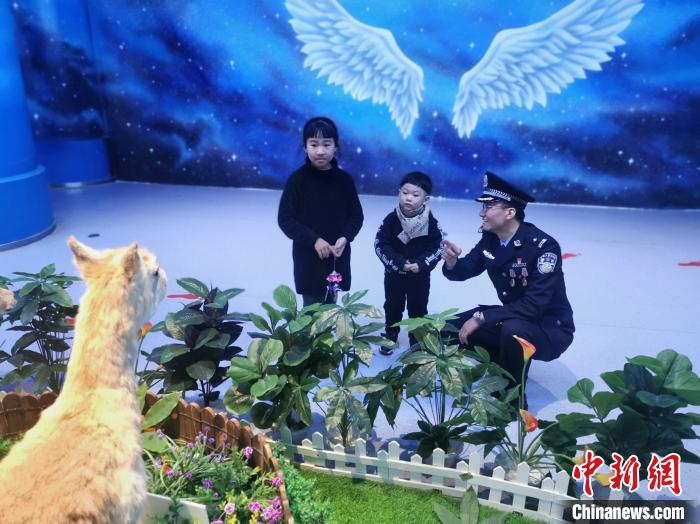 圖為森林警察為小朋友科普野生動物保護(hù)知識。　文思睿 攝