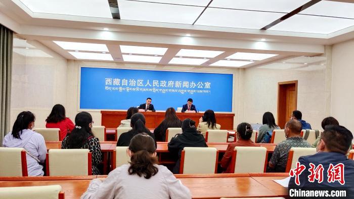 圖為西藏阿里地區(qū)在拉薩召開新聞發(fā)布會(huì)，發(fā)布西藏和平解放70年來阿里地區(qū)經(jīng)濟(jì)社會(huì)發(fā)展成就。　貢桑拉姆 攝