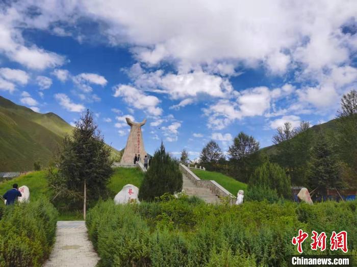 圖為三江源自然保護(hù)區(qū)紀(jì)念碑。　青海省文化和旅游廳供圖