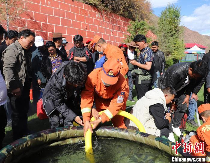 圖為森林消防員為護林員講解滅火裝備的使用方法。　昌都市森林消防支隊 供圖