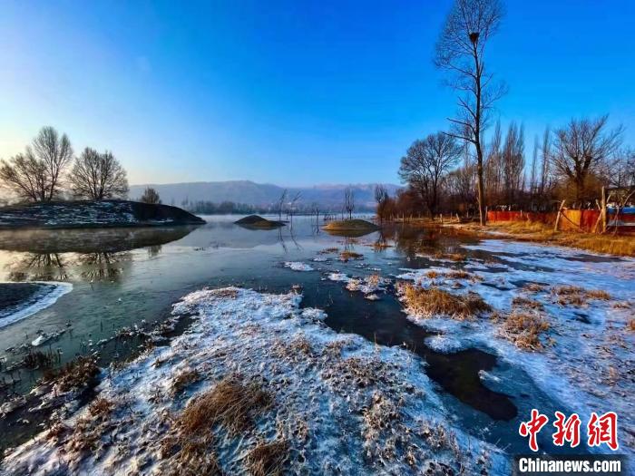 青海黃河岸畔：冰凌在河面作畫(huà)，幽靜美麗