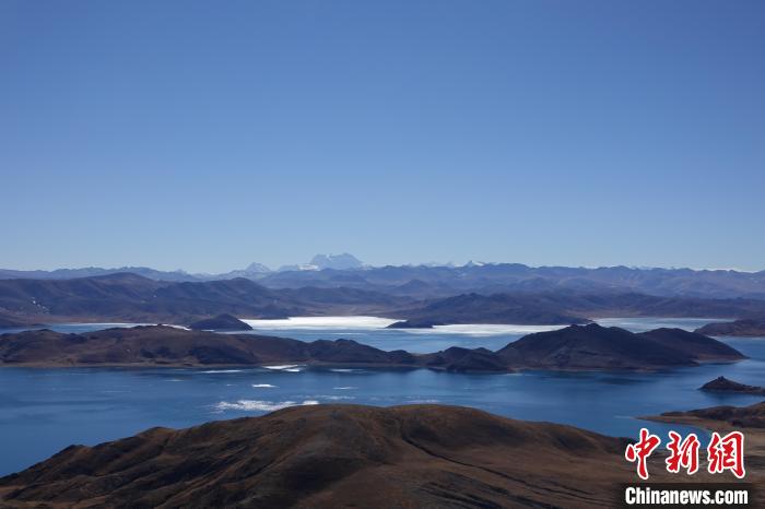 圖為從海拔約5000米的魯日拉觀景臺俯瞰羊湖?！∪轿木?攝