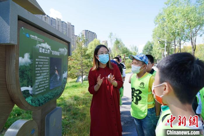 圖為小朋友在青海西寧湟水國家濕地公園內學習濕地知識?！●R銘言 攝