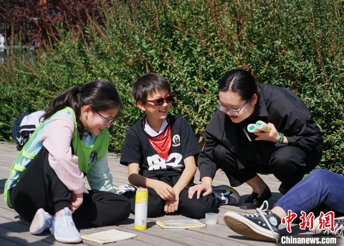 圖為小朋友在青海西寧湟水國家濕地公園內認識植物并進行繪畫。　馬銘言 攝
