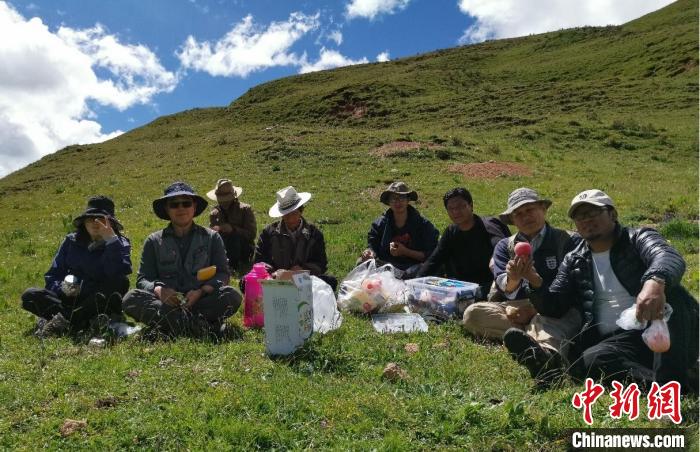 科研團隊在熱魯盆地工作合影。　中科院青藏高原所 供圖