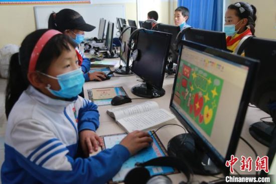 圖為鄉村學校少年宮的孩子們正在上電腦課。　才讓本　攝