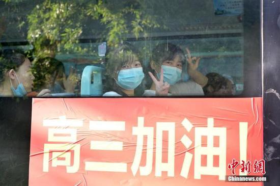資料圖：2020年7月，廣西南寧沛鴻民族中學內(nèi)，高三學生乘坐高考專車前往考點。 中新社記者 俞靖 攝