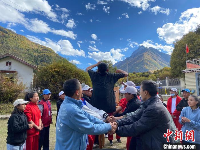 圖為學(xué)生們在西藏巴松措青少年活動營地開展趣味活動。　西藏青少年實(shí)踐教育基地供圖