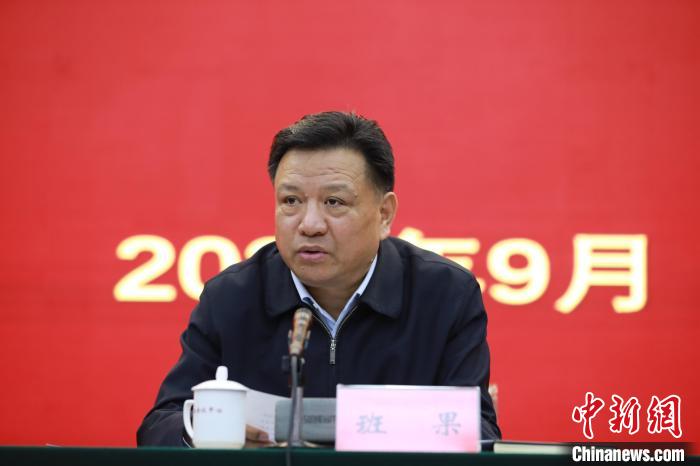 圖為青海省委常委、統(tǒng)戰(zhàn)部部長班果出席會議并講話。　胡貴龍 攝