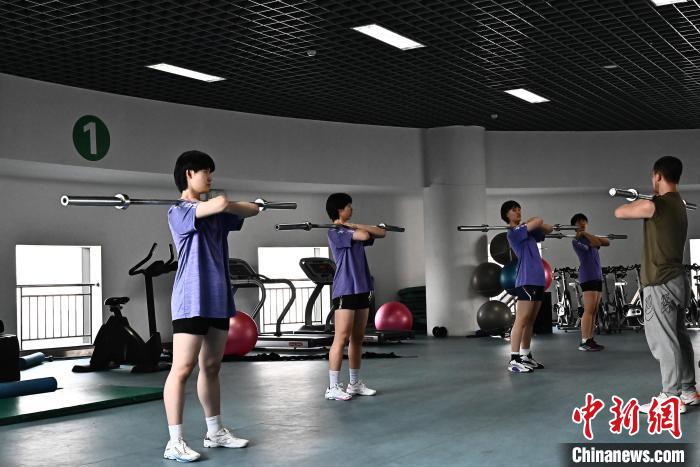 圖為全國青少年女排在天津進行集訓。　天津體育學院供圖