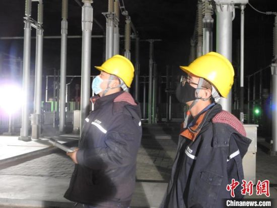 圖為5月10日凌晨，國(guó)網(wǎng)青海檢修公司柴達(dá)木換流站運(yùn)維人員在進(jìn)行柴拉直流系統(tǒng)停電操作。　姚曉英 攝