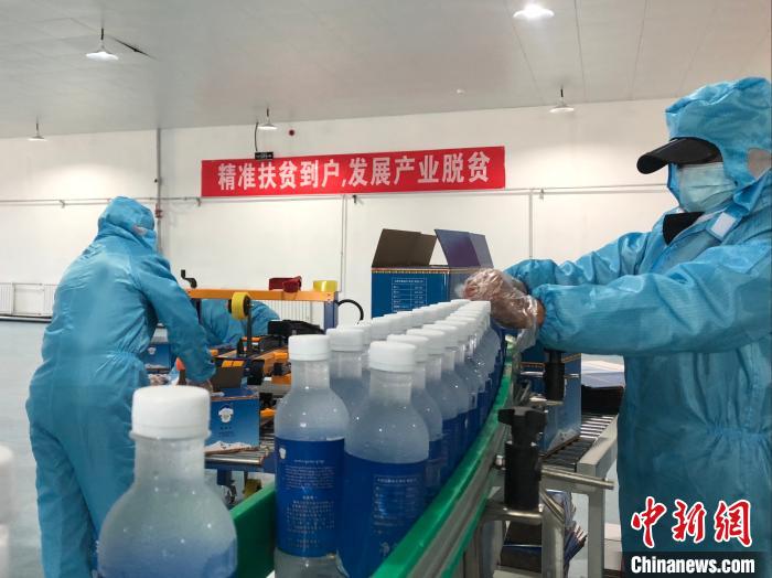 圖為阿里地區措勤縣某飲用水加工公司，該公司以“基地+公司+貧困民眾”為運營模式，帶動貧困民眾68戶232人?！≈x牧 攝