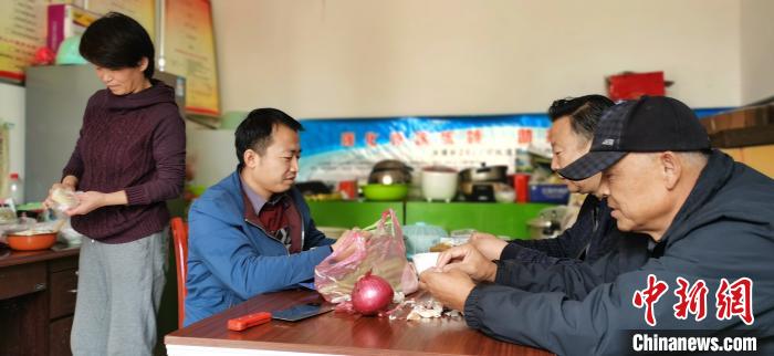 圖為扶貧路上“臨時一家人”準備午餐?！∥航ㄜ?攝
