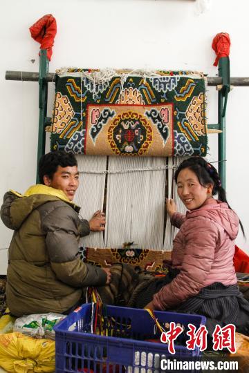 圖為1月15日，在日喀則市謝瑪氆氌農村合作社，拉孜村一對夫婦在編織卡墊(資料圖)?！≮w朗 攝