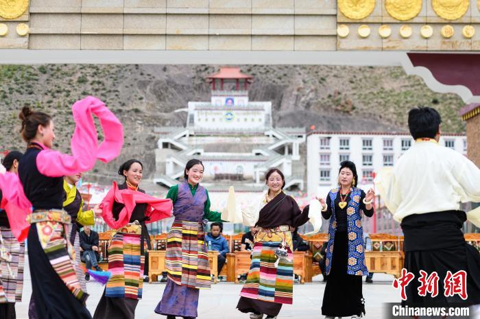 圖為西藏昌都市洛隆縣易地搬遷安置點阿托卡小康示范新村村民載歌載舞慶脫貧(資料圖)。　何蓬磊 攝