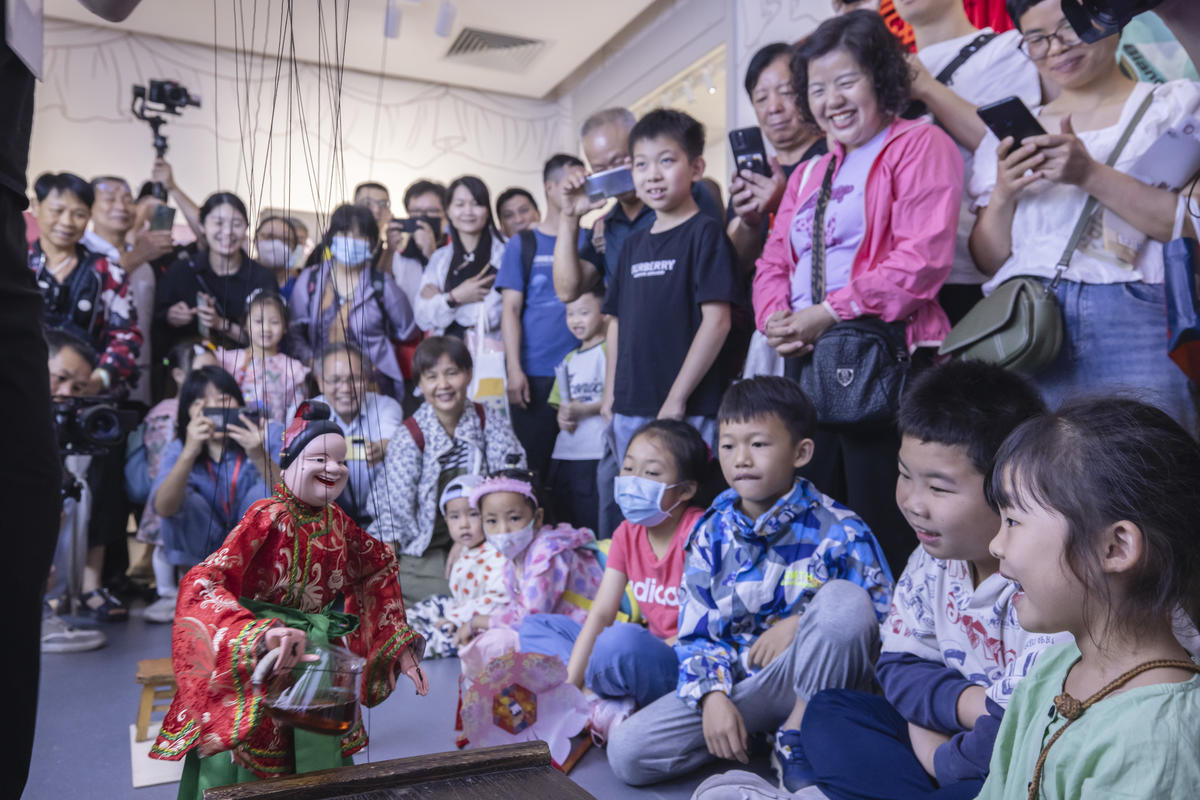 5月1日，廣州市白鵝潭大灣區(qū)藝術(shù)中心非物質(zhì)文化遺產(chǎn)館內(nèi)，精彩的梅縣提線木偶戲表演吸引了眾多游客駐足觀賞。 來源：人民圖片網(wǎng)