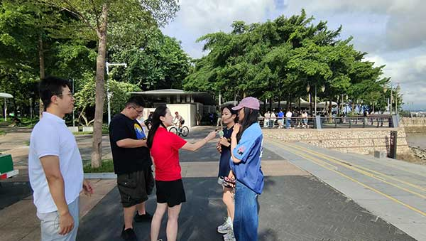 人民網記者采訪紅樹林公園游客。人民網記者 李彤攝
